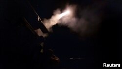 تصویری از شلیک موشک ناو بریتانیایی «اچ‌ام‌اس ریچموند» به پهپادهای حوثی‌ها