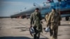 Українські військові льотчики поруч з винищувачами Су-27