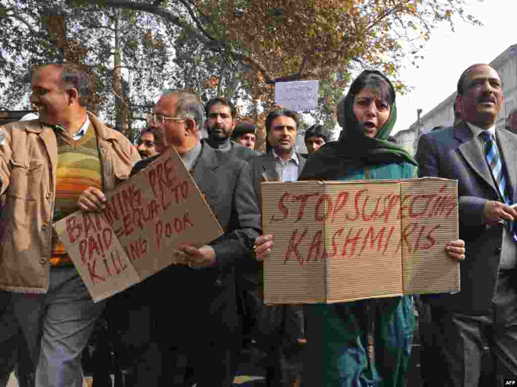 Індыя, горад Шрынгар у штаце Джаму і Кашмір: дэманстрацыя пратэсту супраць забароны мабільнай сувязі pre-paid на падставе таго, што ёй патэнцыйна могуць скарыстацца тэрарысты для дыстанцыйнага дэтанаваньня выбуховых прыстасаваньняў. Дэманстранты нясуць плякаты “Спыніце падазраваць кашмірцаў” і “Забарона pre-paid роўная забіваньню бедных”.