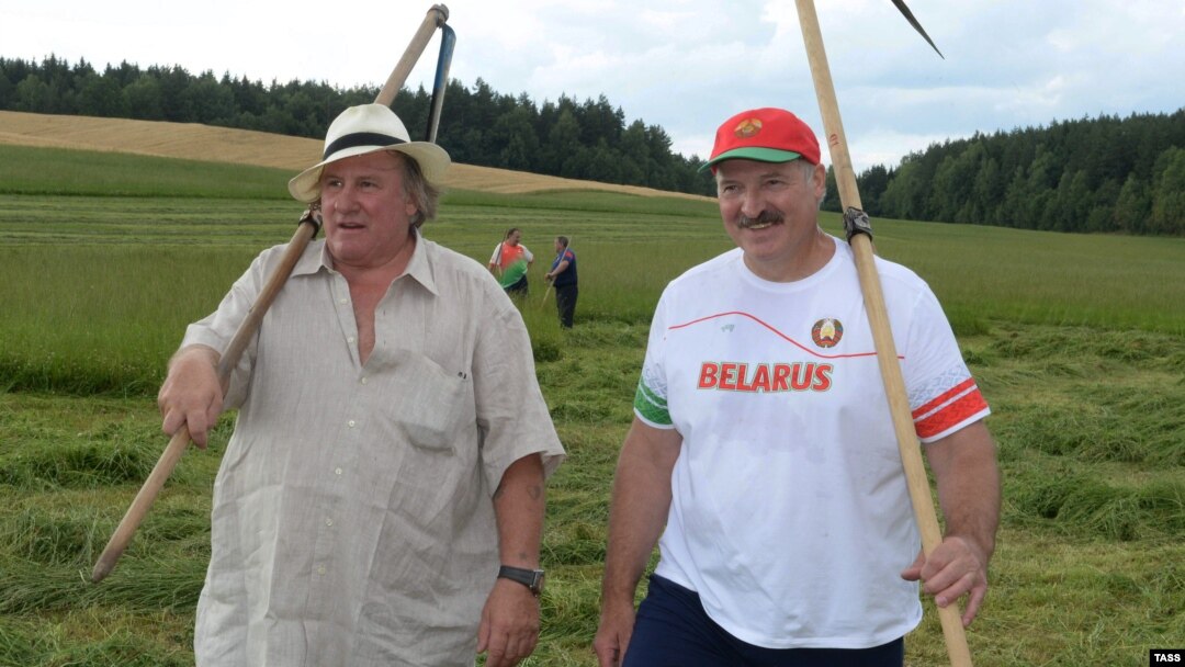 Gérard Depardieu la coasă împreună cu Aleksandr Lukașenka în apropiere de Minsk, 23 iulie, 2015.