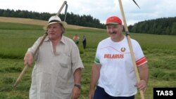 Gérard Depardieu la coasă împreună cu Aleksandr Lukașenka în apropiere de Minsk, 23 iulie, 2015.