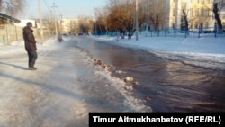 Потоки воды из-за аварии водопроводной сети в Павлодаре. 13 февраля 2017 года.
