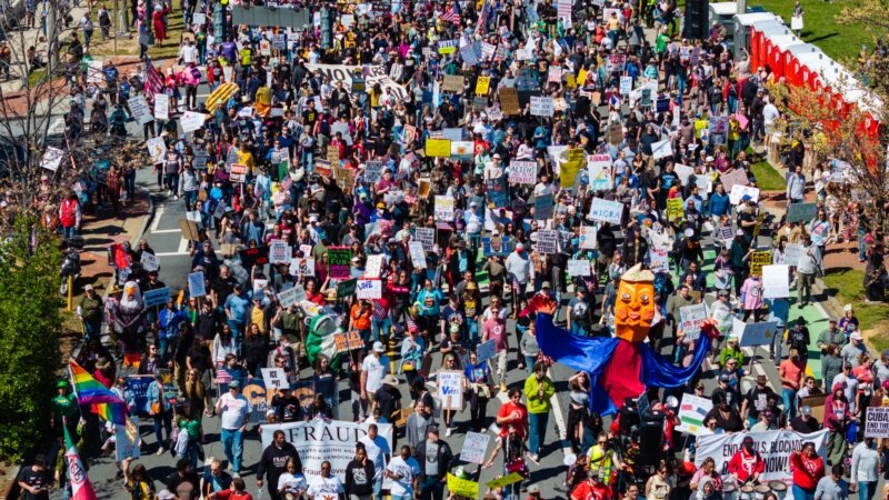 "Без крале". Над 8 милиона души протестираха срещу Тръмп в САЩ