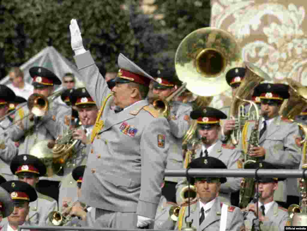 Військовий парад з нагоди Дня Незалежності 24 серпня 2008 року в Києві (фото з офіційного сайта Президента України) - Парад День Незалежності 1