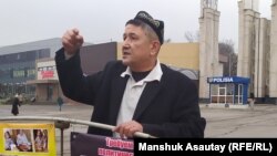 Белсенді Марат Құрбанов Шыңжаңда із-түзсіз жоғалған туыстары туралы ақпарат беруді талап етіп тұр. 2019 жыл. 