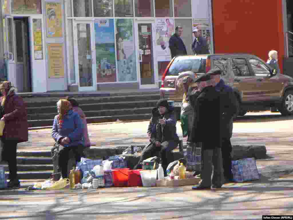 Vânzători de lactate într-o piaţă improvizată pe strada Sarmizegetusa