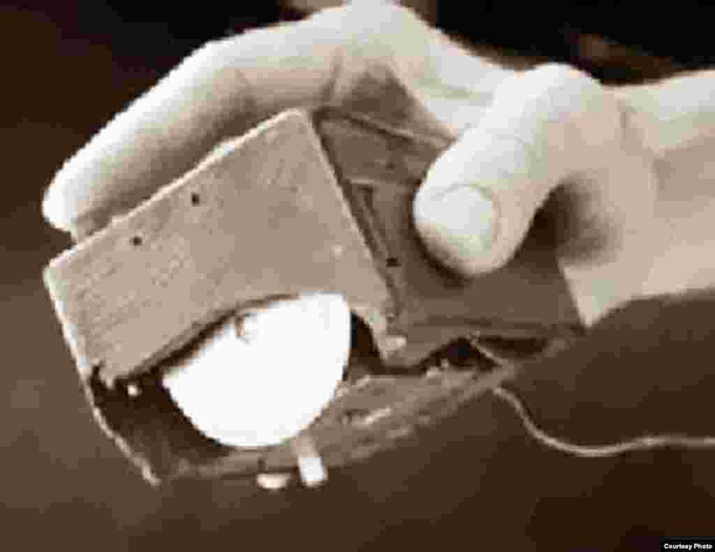 Svijet kompjutera - prvi miš - Ovako je,navodno izgledao prvi kompjuterski miš.