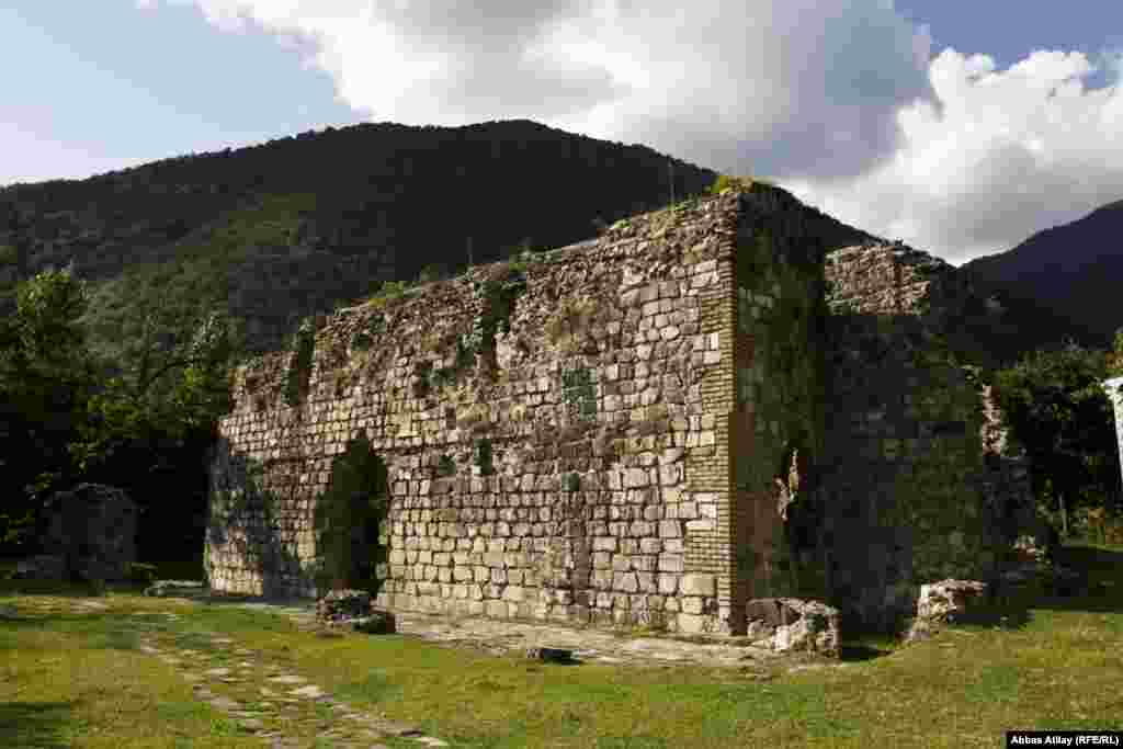Qax rayonunun Qum kəndi ərazisində yerləşən IV–V əsrlərə aid üçnefli, günbəzli alban məbədi. Qədim Bizans memarlığındakı bazilika tipində inşa olunduğu üçün elmi ədəbiyyatda Qum bazilikası da adlandırılır.