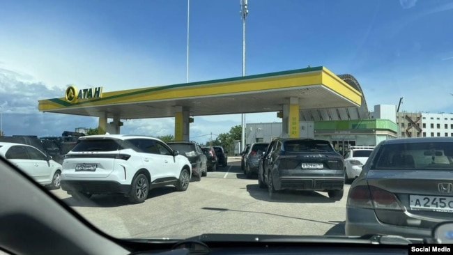 Krımda yanacaqdoldurma məntəqələrində növbə.