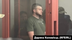Підозрюваний за статтею про посягання на життя працівника правоохоронного органу військовий ГУР Сергій Іванов на засіданні з обрання запобіжного заходу, Київ, 4 вересня 2026 року