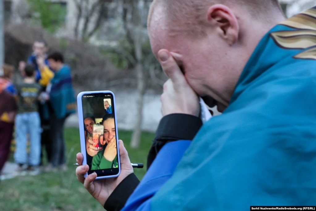 Військовий зі сльозами на очах телефонує рідним після повернення з російського полону