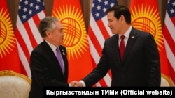Кыргызстандан тышкы иштер министри Жээнбек Кулубаев  АКШнын мамкатчысы Марко Рубио менен Самарканддагы жолугушууда, 19-октябрь, 2026-жыл