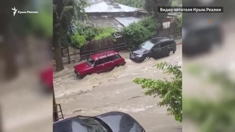 Наводнение в Ялте: затопленные улицы и автомобили (видео)