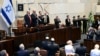 Președintele SUA, Donald Trump (stânga, sus), primește ovații în picioare înainte de a lua cuvântul în parlamentul israelian, Knesset, la Ierusalim, pe 13 octombrie 2025.