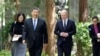Cancelarul german Olaf Scholz (dreapta) i-a cerut liderului chinez Xi Jinping să intervină pe lângă Rusia pentru încetarea războiului împotriva Ucrainei. Fotografie din 16 aprilie 2024, Beijing.