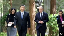Cancelarul german Olaf Scholz (dreapta) i-a cerut liderului chinez Xi Jinping să intervină pe lângă Rusia pentru încetarea războiului împotriva Ucrainei. Fotografie din 16 aprilie 2024, Beijing.