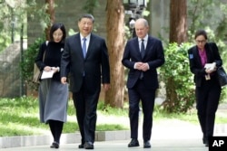 Cancelarul german, Olaf Scholz (al doilea din dreapta), alături de președintele Chinei, Xi Jinping, în timpul vizitei la Beijing, pe 16 aprilie 2024.