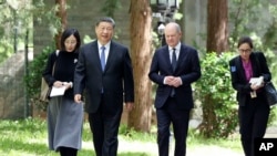 Кинескиот претседател Кси Џинпинг и германскиот канцелар Олаф Шолц во Пекинг, 16 април 2024 година