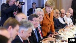 Премьер-министр Турции Ахмет Давутоглу (четвертый слева), канцлер Германии Ангела Меркель (четвертая справа) и другие лидеры Евросоюза на саммите ЕС - Турция. Брюссель, 7 марта 2016 года. 