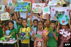 Ziua Pământului în India: Elevii își prezintă proiectele colorate pe tema protecției mediului.