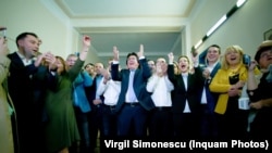 Timișoara. Echipa PNL, în frunte cu primarul Nicolae Robu, se bucură de victoria lui Klaus Iohannis la prezidențiale. Președintele s-a pronunțat împotriva traseismului, dar PNL local a racolat peste 170 de candidați de la alte partide.