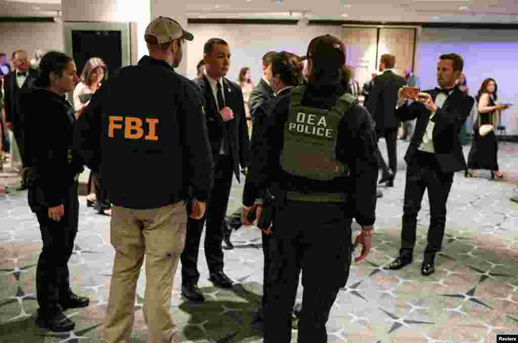 Službenici FBI-ja i ostali istražitelji na terenu u hotelu Washington Hilton.