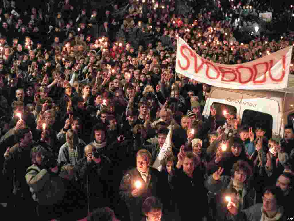 Potpisivanje peticije za slobodne izbore, novembar 1989.