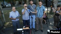 Armenia - Alek Yenigomshian, a leader of Founding Parliament, speaks at a news conference held near a police staiton in Yerevan seized by armed members of the opposition group, 25Jul2016.