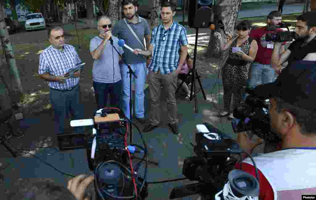 Armenia - Alek Yenigomshian, a leader of Founding Parliament, speaks at a news conference held near a police staiton in Yerevan seized by armed members of the opposition group, 25Jul2016.