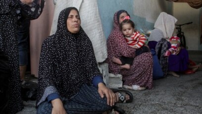 Palestinezët reagojnë pasi, një shkollë që strehonte personat e zhvendosur, u godit nga një sulm izraelit, në kampin e plazhit në qytetin e Gazës, 7 nëntor 2024.