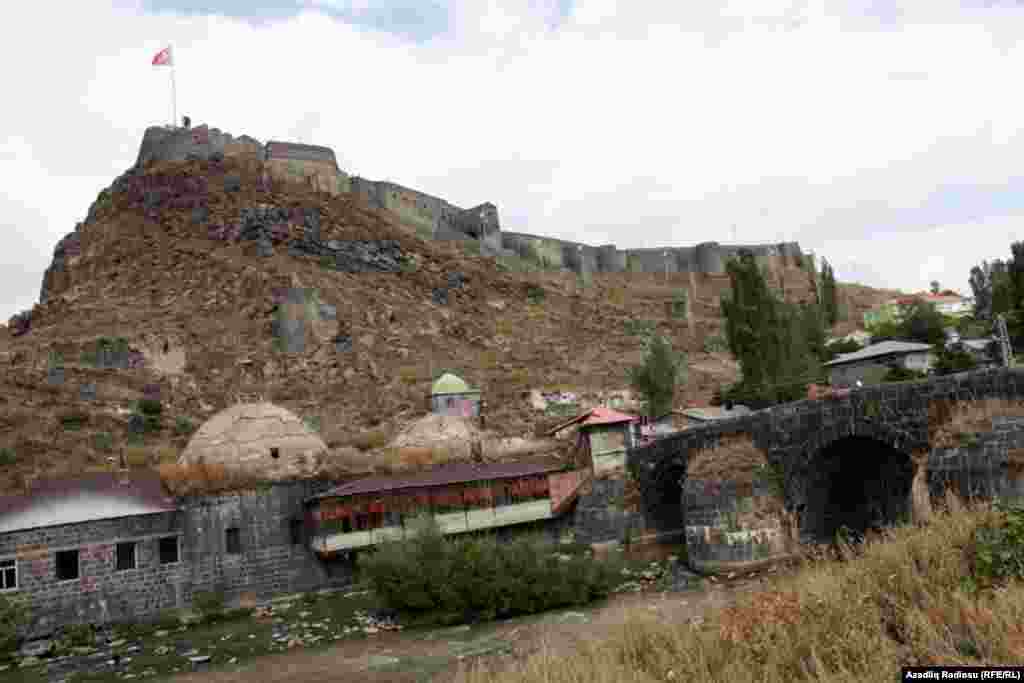 Qars şəhərinin mərkəzində Qars qalası.