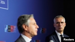 Sekretari amerikan i Shtetit, Antony Blinken (majtas) dhe sekretari i Përgjithshëm i NATO-s, Jens Stoltenberg, në Pragë më 31 maj.
