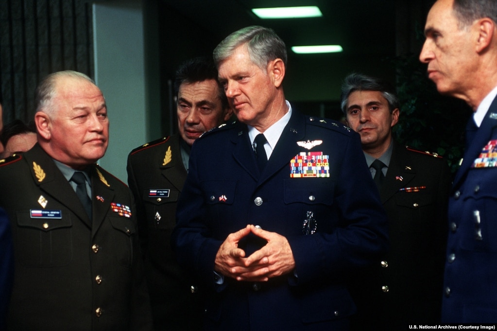 General Igor Sergeyev (left), the commander in chief of the Russian Strategic Rocket Forces, meets with Lieutenant General Dirk Jameson during Sergeyev's tour of U.S. military installations to "establish a rapport" with the United States in December 1993.