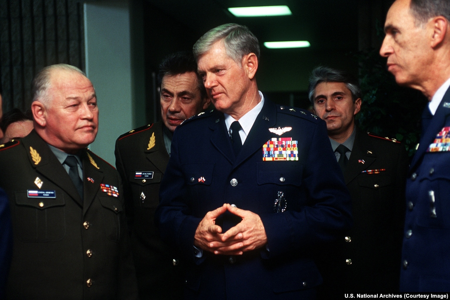 Gjenerali Igor Sergeyev (majtas), kryekomandant i Forcave Strategjike Raketore ruse, duke u takuar me gjenerallejtënantin Dirk Jameson, gjatë vizitës së Sergeyevit në qendrat ushtarake amerikane, për të vënë raporte me SHBA-në, në dhjetorin e vitit 1993.