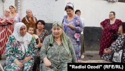Сокинони се бинои сохти шӯравӣ дар маркази шаҳри Хуҷанд шикоят доранд, ки ширкати “Асри мо” манзилҳои онҳоро бе пардохти ҷуброни муносиб вайрон карда, хонаҳои муосири баландошёна сохтанист. Онҳо мегӯянд, дар ин муомила ҳуқуқашон нодида гирифта шудааст