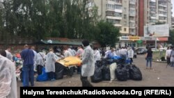 Не дочекавшись дій міської влади, львів’яни самі почали впорядковувати сміттєві майданчики