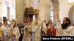 Mitropolit SPC u Crnoj gori Amfilohije predvodi demonstracije protiv Zakona o slobodi vjeroispovjesti. Na slici, tokom službe u manastiru Ostrog u sedmici pred usvajanje Zakona u Skupštini, 21. decembra 2019. 