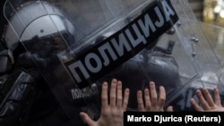 Sukob policije i demonstranata tokom jednog od antivladinih protesta u Novom Sadu, 21. novembar 2024.
