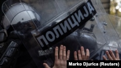 Policajac tokom protesta u Novom Sadu, 21. novembar 2024.