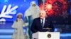 Aljakszandr Lukasenka belarusz vezető részt vesz egy újévi gyermekjótékonysági rendezvényen Minszkben 2023. december 28-án
