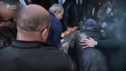 Pashinyan Yerevanın mərkəzində kabab çəkdi