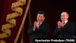 Глава Китая Си Цзиньпин (слева) и президент России Владимир Путин.
