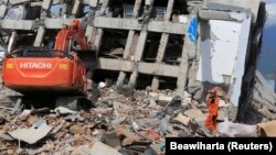 Разрушенное в результате стихийного бедствия здание в районе Палу, Индонезия, 2 октября 2018 года