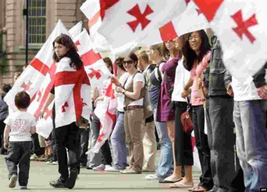 Велика Британія, 1 вересня 2008 р. - About 150 demonstrators waving the red and white Georgian flag gathered in London's Trafalgar Square on Monday and formed a human chain in protest against Russia's military activities in their country. A line of protesters, many of them also wearing t-shirts bearing the ex-Soviet republic's flag, shouted "Long Live Georgia!" in a demonstration timed to coincide with an emergency summit of European Union leaders on the crisis in Brussels. 