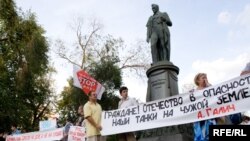 «Остановить Россию» призывают не только в Грузии. С подобными лозунгами выступили и активисты Антивоенного движения на митинге в Москве