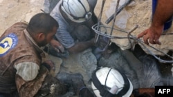 Սիրիա - «Սպիտակ սաղավարտներ»-ի կամավորները Հալեպի արվարձաններից մեկում փրկարարական աշխատանքների ժամանակ, հոկտեմբեր, 2016թ․