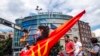 Архива - Членови на опозициската ВМРО-ДПМНЕ на почетокот на јуни блокираа раскрсници во Скопје барајќи одговори за разговорите на македонската Влада со Бугарија. Партија прашува дали власта преговара за македонскиот идентитет? 