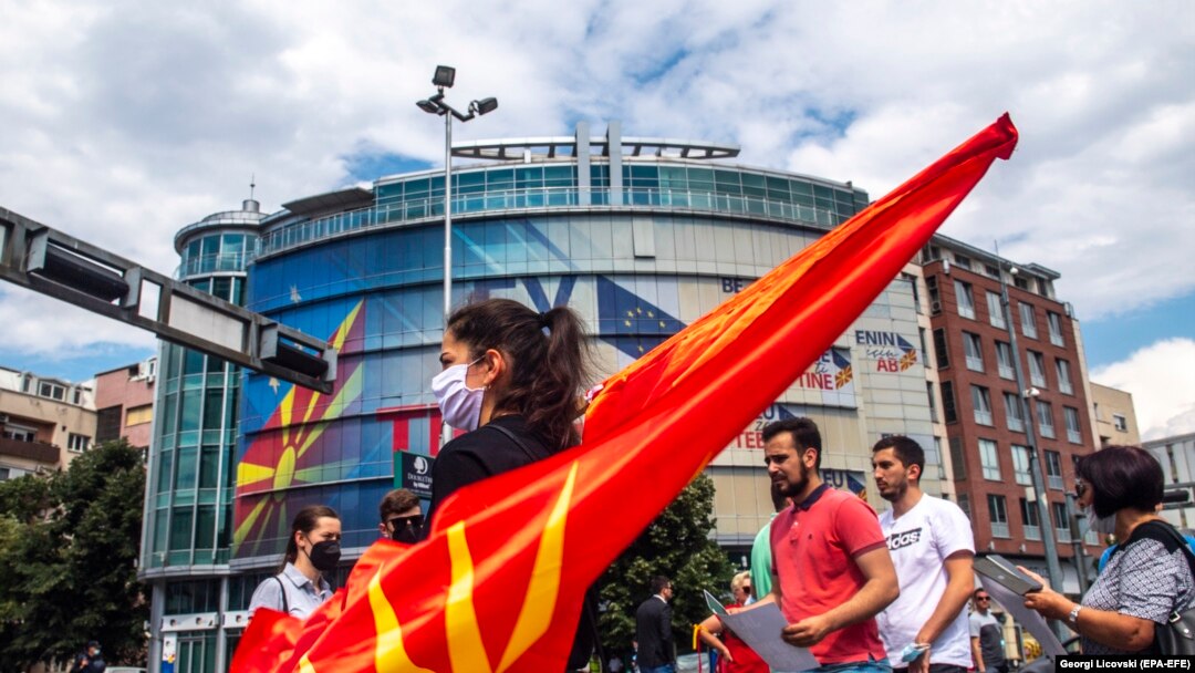 Архива - Членови на опозициската ВМРО-ДПМНЕ на почетокот на јуни блокираа раскрсници во Скопје барајќи одговори за разговорите на македонската Влада со Бугарија. Партија прашува дали власта преговара за македонскиот идентитет? 