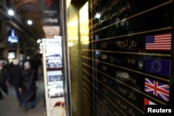 Меняльная лавка на главном базаре в Тегеране. 7 декабря 2021 года