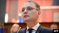 Noul premier al României, Luca Niculescu, în Parlamentul de la București.